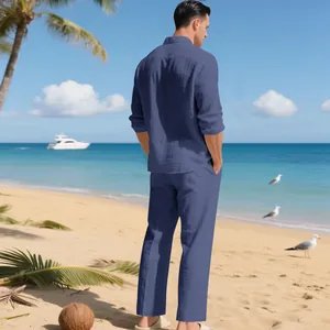 Detaillierte Rückansicht eines blauen Leinen-Sets für Herren am sonnigen Strand
