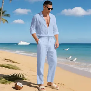 Herren Leinen-Set in Hellblau mit Hemd und Hose in einer tropischen Strandatmosphäre.