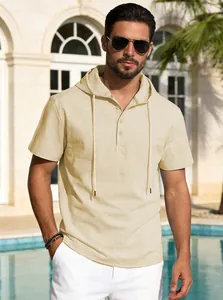 Détail d'un t-shirt à capuche en coton et lin beige pour homme dans un cadre de villégiature