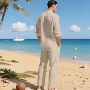 Rückansicht eines beigen Leinen-Sets für Herren vor tropischem Sonnenstrand-Hintergrund