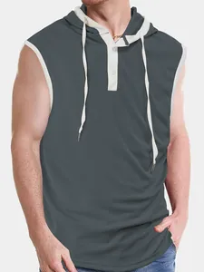 Nahaufnahme eines ärmellosen, schnell trocknenden Fitness-Kapuzenpullovers für Herren in Grau.
