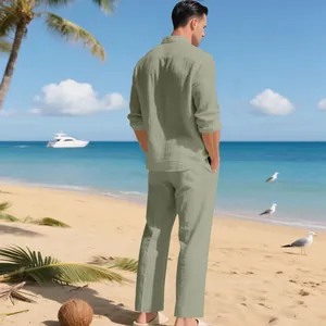 Rückansicht eines salbeigrünen Herren-Leinen-Sets mit Hemd und Hose für den Strand