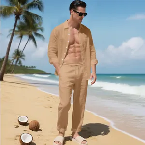 Detailansicht des hellbraunen Leinen-Sets aus Hemd und Hose für Herren am Strand