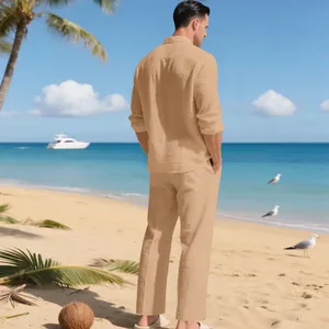 Elegantes Herren Beige Leinen-Set mit Langarmhemd und Hose an einem sonnigen Strand