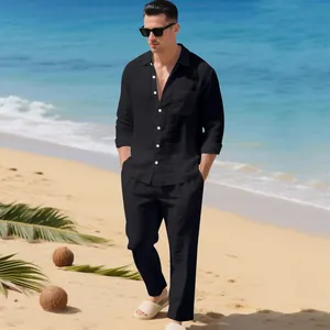 Mann im schwarzen Leinen-Set am Strand, detaillierte Lifestyle-Ansicht.