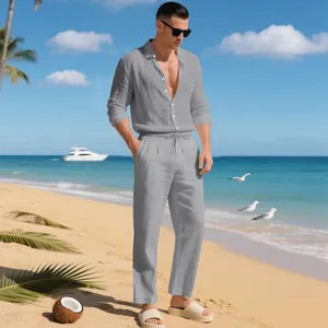 Stilvolles graues Leinen-Set für Herren mit Langarmhemd und Hose für den perfekten Strandurlaub