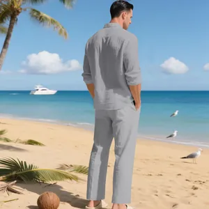 Rückansicht eines grauen Leinen-Sets für Herren mit Hemd und Hose am Tropenstrand