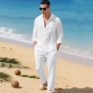 Detailansicht des weißen Leinen-Sets für Herren mit Hemd und langer Hose am Strand