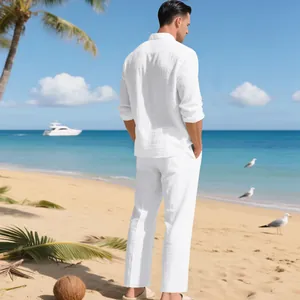 Rückansicht eines Mannes in einem weißen Leinen-Set auf einem sonnigen Strandgelände