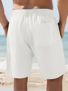 Vue détaillée du dos d'un short décontracté blanc à côtes verticales pour hommes avec poche