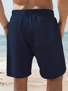 Gros plan détaillé du short décontracté bleu marine côtelé pour homme avec poche arrière.
