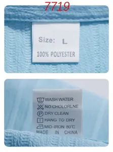 Detailansicht des Größen- und Pflegeetiketts eines blauen Herren-Sommerhemdes aus Polyester