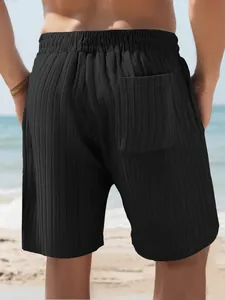 Vue détaillée de la texture côtelée du short décontracté noir pour hommes à la plage