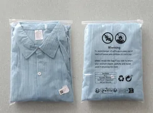 Hellblaue Kurzarmhemden ordentlich gefaltet in transparenter Ziplock-Verpackung
