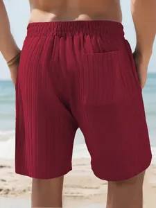 Vue arrière détaillée d'un short d'été côtelé bordeaux pour homme sur la plage
