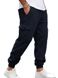 Dettaglio dei pantaloni cargo da uomo in pile blu navy con pratico design multi-tasche