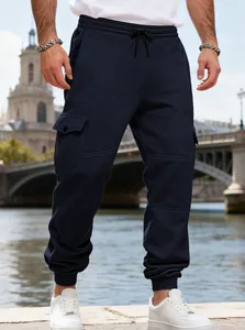 Pantaloni cargo uomo blu navy con tasche e coulisse indossati da modello all'aperto.