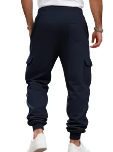Vista posteriore dettagliata dei pantaloni cargo da uomo in pile blu navy con tasche.