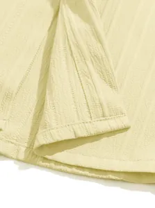 Detailaufnahme der atmungsaktiven Seersucker-Stoffstruktur des Herren-Sommerhemd-Sets