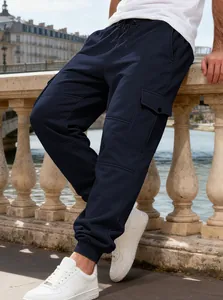 Dettaglio dei pantaloni cargo in pile blu scuro da uomo con design multi-tasche.
