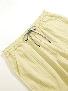 Nahaufnahme des elastischen Bunds und atmungsaktiven Strukturstoffs der Herren-Sommerhose