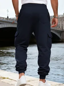 Dettaglio delle tasche posteriori e del tessuto in pile dei pantaloni cargo blu da uomo