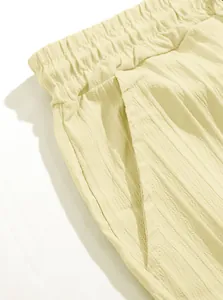 Nahaufnahme von atmungsaktivem Crinkle-Stoff und elastischem Bund bei Herren-Sommershorts