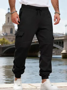 Foto lifestyle di pantaloni cargo neri da uomo con tasche multiple e coulisse in vita