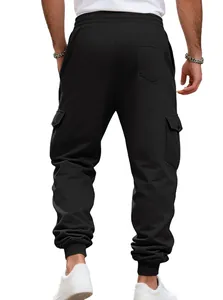 Vista posteriore dei pantaloni cargo in pile nero da uomo con tasche e polsini