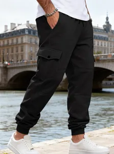 Pantaloni cargo uomo neri in pile termico con tasche multiple e coulisse regolabile