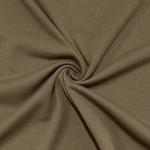 Nahaufnahme der weichen braunen Strickstofftextur für ein lässiges Herren-Langarmshirt