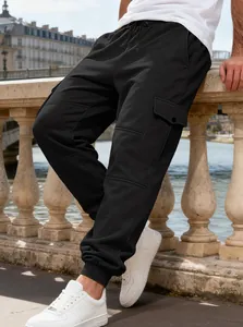 Dettaglio dei pantaloni cargo neri da uomo con calda fodera in pile e tasche multiple