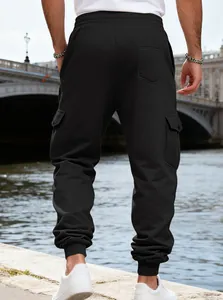 Vista posteriore dei pantaloni cargo da uomo in pile nero con multitasche