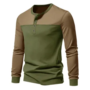 Detail des langärmeligen Henley-Shirts für Herren im Color-Block-Design