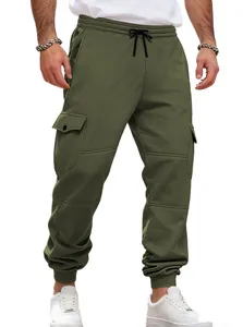 Dettaglio dei pantaloni jogger cargo da uomo verde oliva con coulisse e tasche laterali