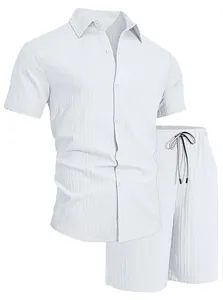 Detailansicht eines weißen Herren Sommer-Sets mit kurzärmeligem Hemd und Shorts
