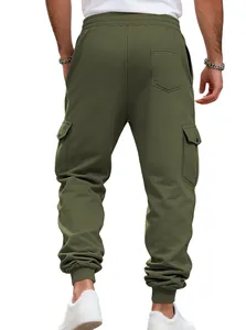 Vista posteriore dettagliata dei pantaloni cargo jogger da uomo verde oliva in pile
