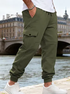 Dettaglio dei pantaloni cargo da uomo in pile verde oliva con tasche multiple e coulisse.