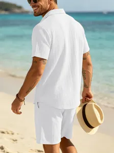 Atmungsaktives weißes Herren-Set aus Kurzarmhemd und Shorts für den sommerlichen Strand