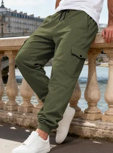 Pantaloni cargo jogger da uomo in pile verde oliva con tasche e coulisse dettaglio