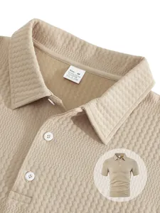 Gros plan détaillé du col d'un polo beige pour homme en tissu jacquard texturé