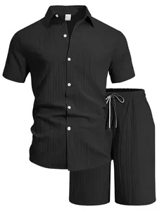 Lässiges Sommer-Zweiteiler-Set für Herren mit strukturiertem Hemd und passenden Shorts