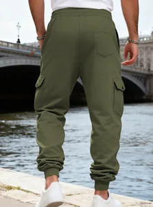 Vista posteriore dei pantaloni cargo in pile verde oliva da uomo con tasche multiple.