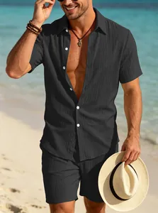 Schwarzes strukturiertes Sommer-Set aus Hemd und Shorts für Herren am Strand