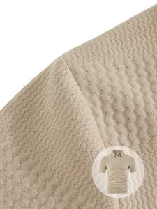 Gros plan sur la texture du tissu jacquard d'un polo pour homme de couleur beige