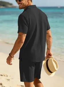 Detailansicht eines schwarzen, texturierten Kurzarmhemdes und Shorts-Sets für Herren im Sommer