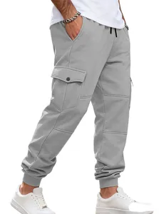 Dettaglio dei pantaloni cargo da uomo in pile grigio con multi-tasche e coulisse