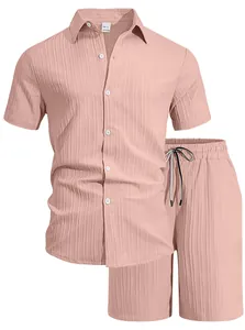 Detail des staubrosa Herren-Sommersets mit strukturiertem Hemd und Kordelzug-Shorts.