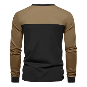 Lässiges Herren Langarmshirt mit Farbblock-Design in Khaki und Schwarz, Rückansicht