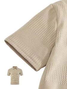 Vue rapprochée du tissu jacquard beige sur un polo à manches courtes décontracté